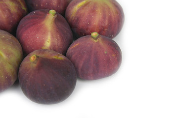 Fichi viola isolati su sfondo bianco. Fuoco selettivo