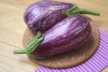 Melanzane striate viola su tavolo di legno