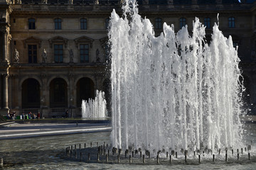 Jets d'eau cour Napoléon à Paris, France