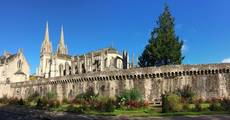 Obraz premium Cathédrale Saint-Corentin et les remparts de l’Évêché sur Quimper en Bretagne Cornouailles Finistère France
