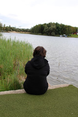 Eine Frau an einem See
