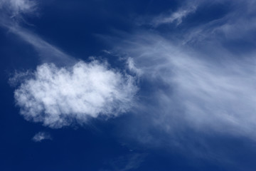 Fototapeta premium blue sky white spindrift clouds blur