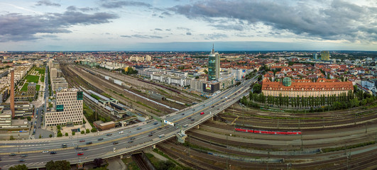 Die Donnersberger Brücke von oben mit den Gleisen und dem Munich Tower als Aerial am Tag