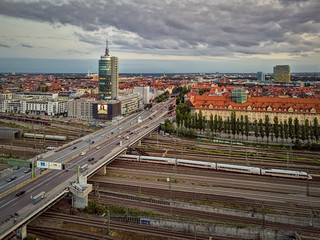 Die Donnersberger Brücke von oben mit den Gleisen und dem Munich Tower als Aerial am Tag