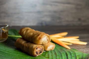deep fried spring rolls, Por Pieer Tod or Fried spring rolls (Thai Spring Roll) Snacks and snacks that are popular with Thai and Chinese people.