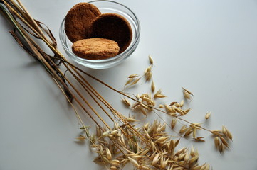 овсяное печенье и колоски овса