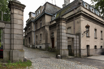 Schloßeinfahrt in Preußisch Krawarn (jetzt Krowiarki) in Oberschlesien