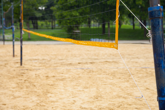 Net for beach volleyball That was installed in the garden. And the floor was pouring with a lot of sand. In order to simulate the atmosphere of the beach volleyball.