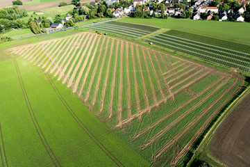 Luftaufnahme - Reifenspuren im Acker - Feld