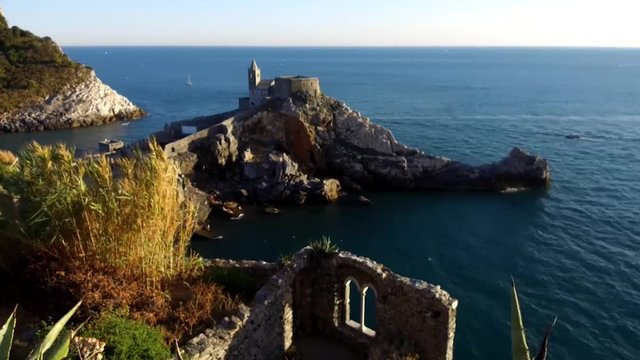 Promontorio Chiesa di San Pietro - Portovenere - Liguria - Barche Timelipse