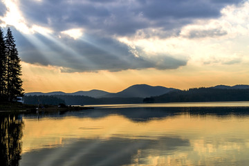 Fototapeta premium beautiful sun rays over a dam