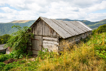 Obraz premium wooden house in mountains