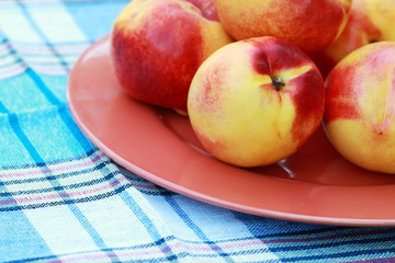 Спелые персики