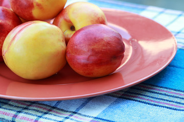 Спелые персики