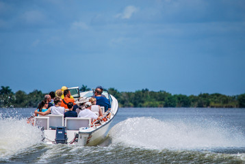 Menschen in einem Motorboot