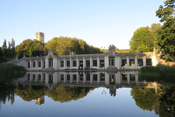 Obraz premium Rathaus Schöneberg in Berlin spiegelt sich im See