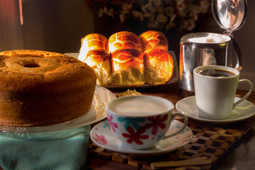 Saboroso café da manha acompanhado de um bolo caseiro