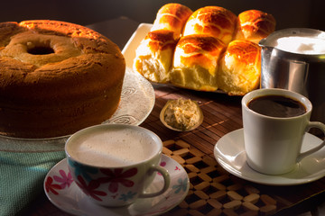 Saboroso café da manha acompanhado de um bolo caseiro