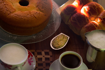 Saboroso café da manha acompanhado de um bolo caseiro