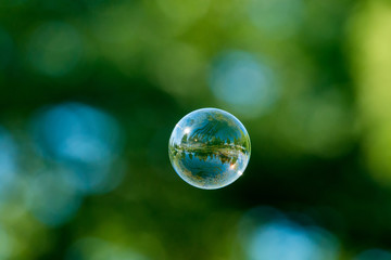 シャボン玉飛んだ