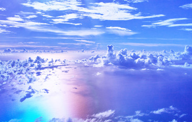 飛行機から見た海面に輝く虹色（空撮）