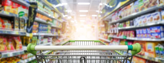 Foto op Plexiglas Supermarket aisle with empty green shopping cart © nonnie192