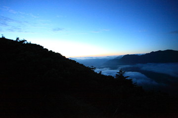 西穂高に向かう途中の稜線から見る朝焼け