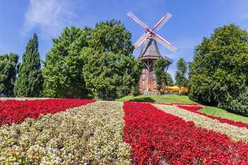 Flowerbed in front of the windmill in Bremen - obrazy, fototapety, plakaty