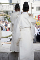 播磨国総社の輪抜け祭の神事を行う神主