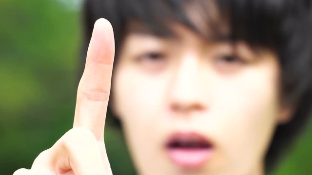 スマホ　操作　指と表情　液晶画面を裏からみたイメージ　納得する疑問　