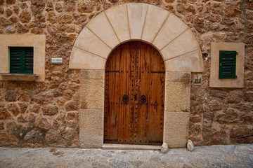 Fototapeta na wymiar Old door in Valldemossa, Spain