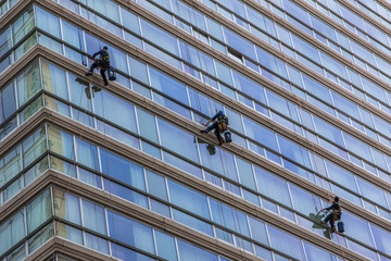 Fensterputzer an Hochhausfassade