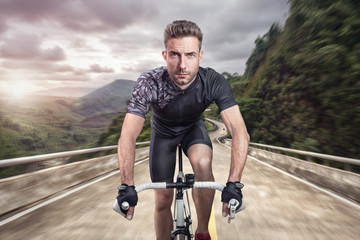 Sportlicher Mann auf dem Fahrrad – Frontale Ansicht