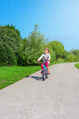 Fototapeta premium enfant et son nouveau vélo