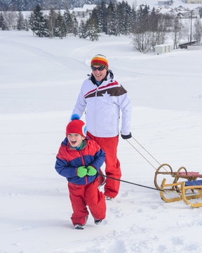 Vorfreude auf die lustige Rodelpartie im Schnee