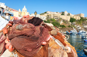 Filets de pêcheurs dans le port de Procida, golfe de Naples, région de Campanie, Italie  