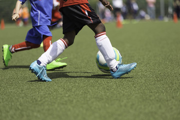 kleine Fußballer laufen mit Ball