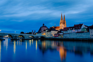 Naklejka premium Regensburg bei Nacht