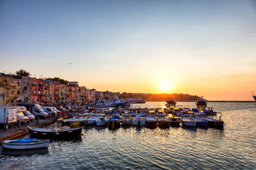 Fototapeta premium Coucher de soleil dans le port de Procida, golfe de Naples, région de Campanie, Italie 