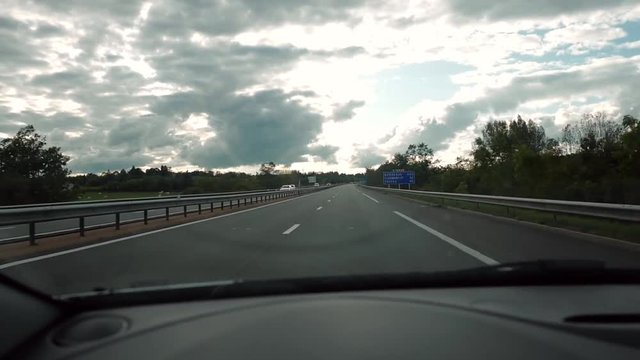 sur l'autoroute avant la pluie
