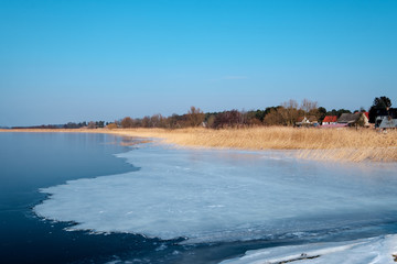 Fototapeta na wymiar Winterlandschaft am See