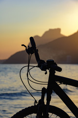 Obraz premium Silhouette of bicycle in front of the beach during sunset