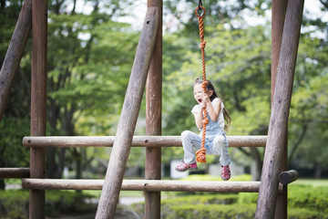 Obraz premium Little girl playing in the park