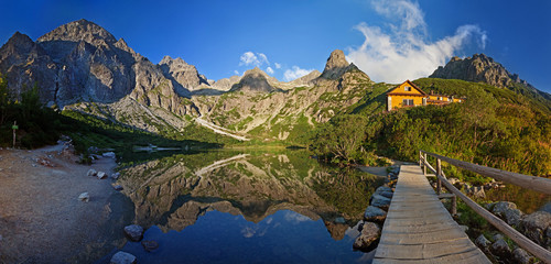 Fototapeta premium Panorama Zelene pleso doliny jeziora w Tatrach, Słowacja, Europa