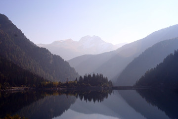 Fototapeta premium Rocky mountain lake