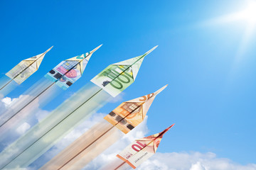 Geld Papierflieger Euro steigen in Himmel auf