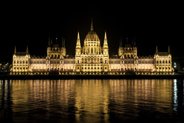 Fototapeta na wymiar The Hungarian parliament is reflected in the water in budapest on the banks of the Danube.