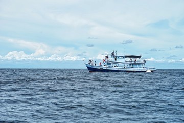 Big passenger boat Take tourists Come to see the beauty of the sea.