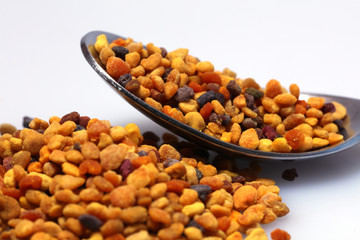 Blütenpollen Propolis auf einem Löffel