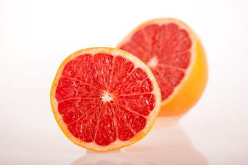 Grapefruit Hälften vor weiß als Freisteller